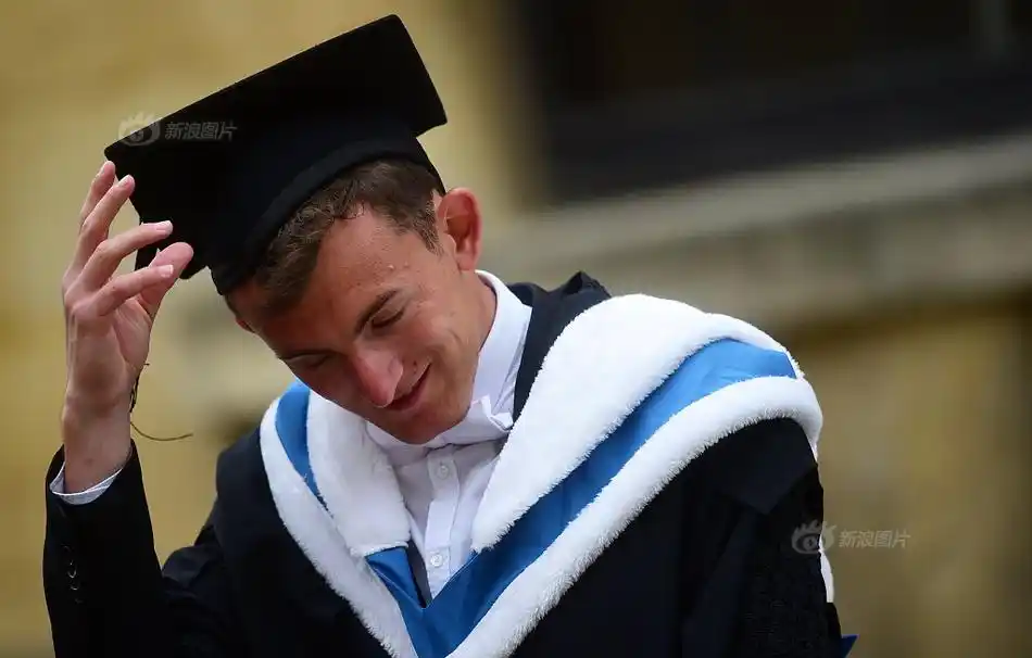 英国牛津大学毕业生拍毕业照满屏学霸风310