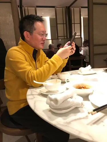 迎接新年的到来,儿子提前请我们二人吃饭.59张照片.