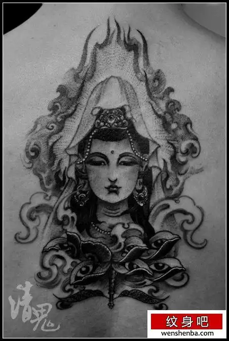 男性背部漂亮时髦的观音纹身图案