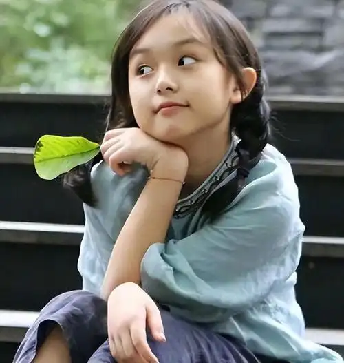 纪实:2岁出道,5岁隐退被质疑整容,童星刘楚恬现状如何?