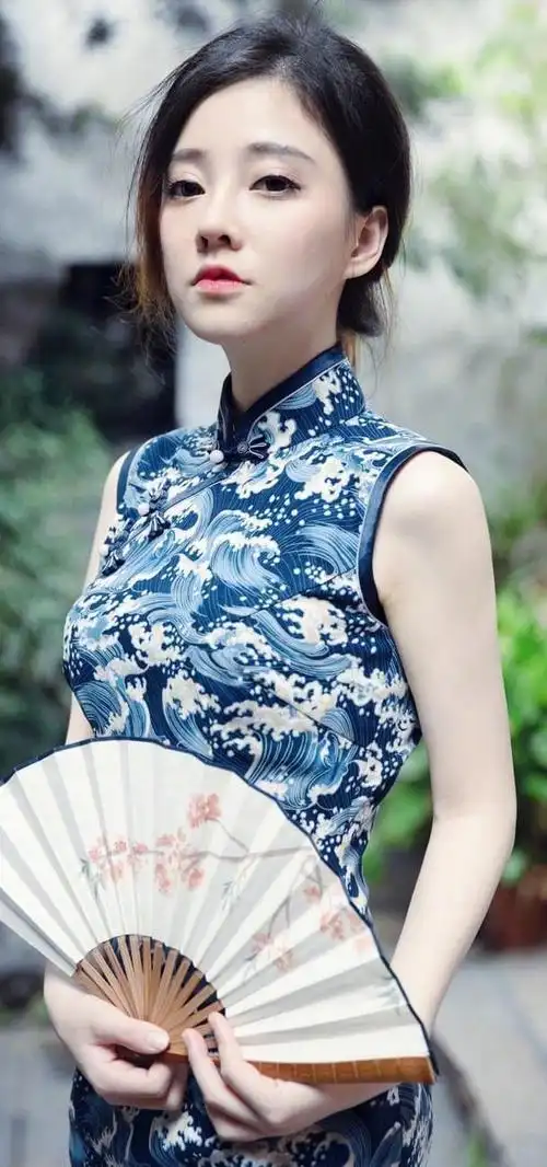 冯提莫身穿旗袍身材波涛汹涌网友评论昔日少女终于长大了