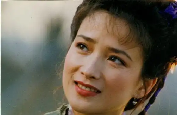 他的第一任妻子叫黄建萍,与他同是中国儿童艺术剧院的演员,后来去世了