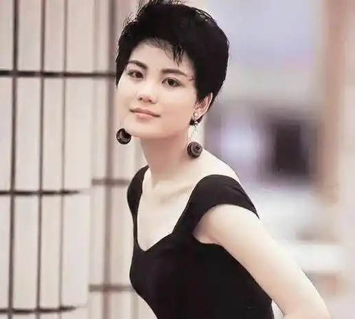 方脸圆眼,薄施粉黛,清新又养眼.