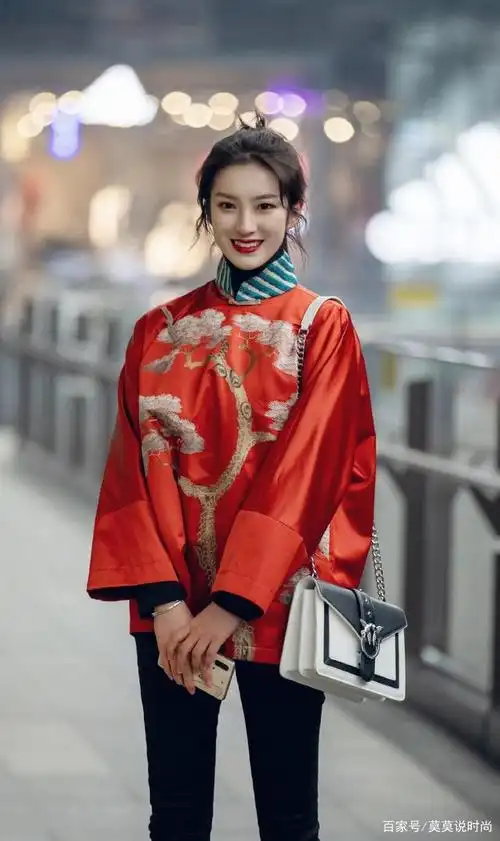 新一年,美女们穿上红色的衣服,为自己增添光彩,更有节日的气氛