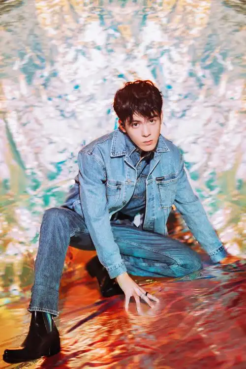 i>,原名曾威航,1996年10月9日出生于广东省深圳市,中国内地影视男演员