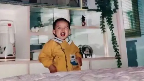 肖战##肖战童年照#小时候大家都是很可爱的,也不单单是肖战,很可爱吧