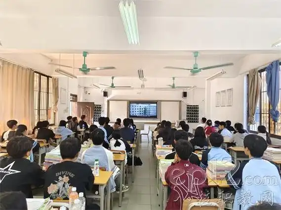 学生在教室观看讲座直播