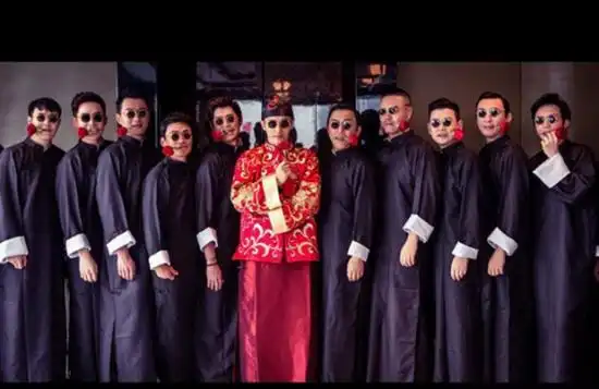 陈小春的大哥形象深入人心,而他在家庭生活中,却对他的妻子应采儿十分