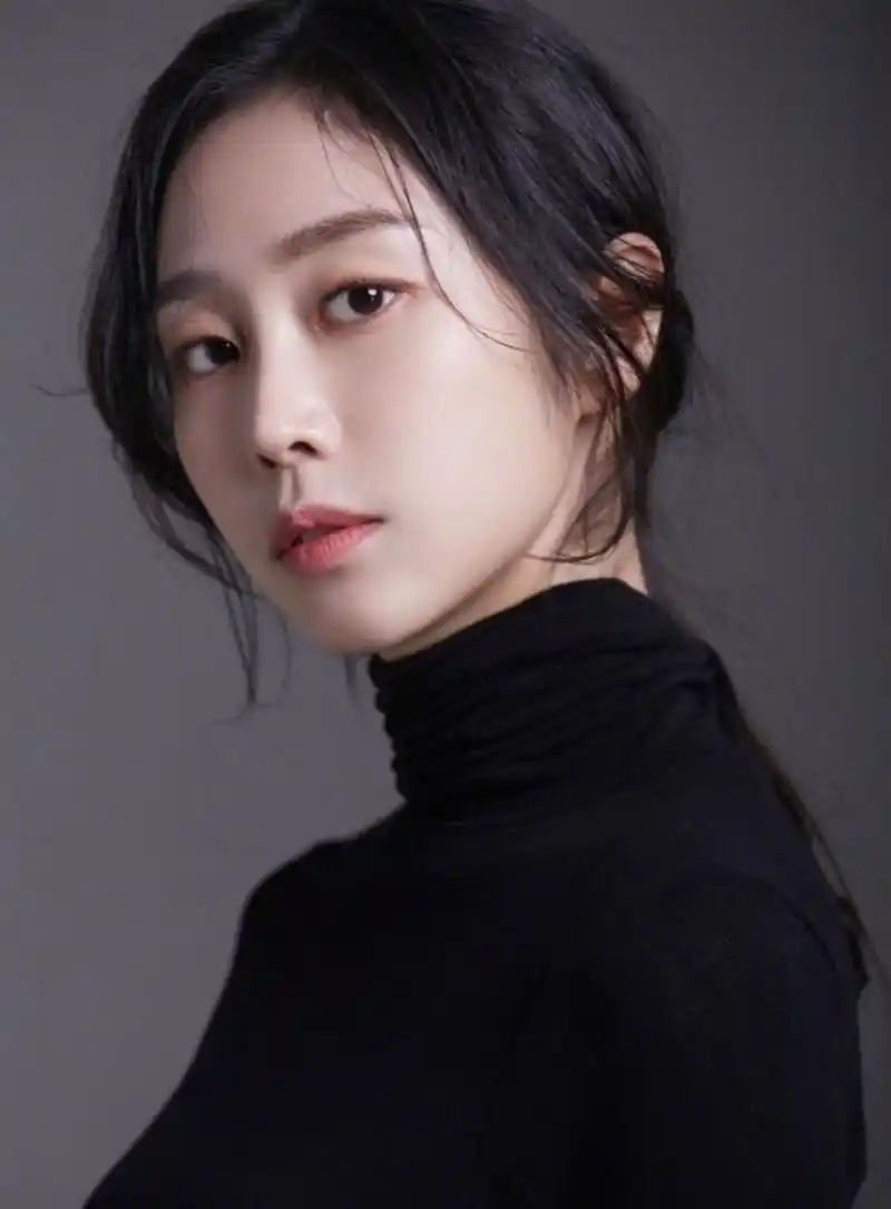 2021年解散的韩国女团lovelyz,近日被爆料其成员徐智秀在工厂做女工.