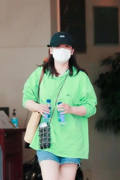 马思纯彻底发福卫衣搭短裤玩下衣失踪虎背熊腰一点不像女明星