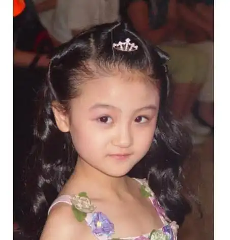 说起娱乐圈的明星们,有许多都是从小做童星出道,小时候因为天真可爱而