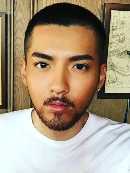 张艺兴作为小鲜肉,在《老九门》中也有挑战八字胡造型,整体效果并没有