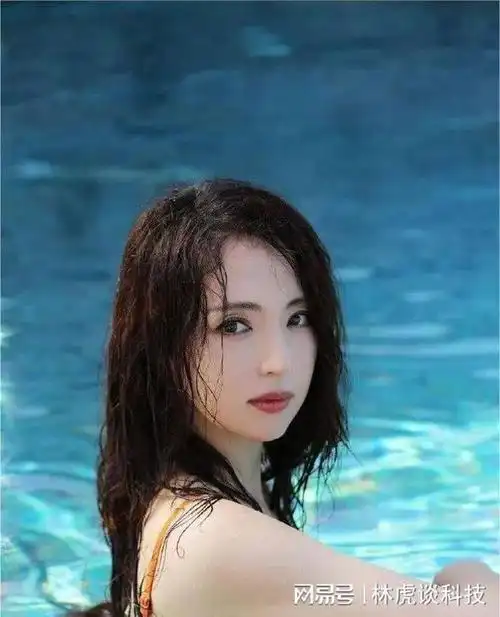 董璇穿红色比基尼美艳大方秀线肤白貌美