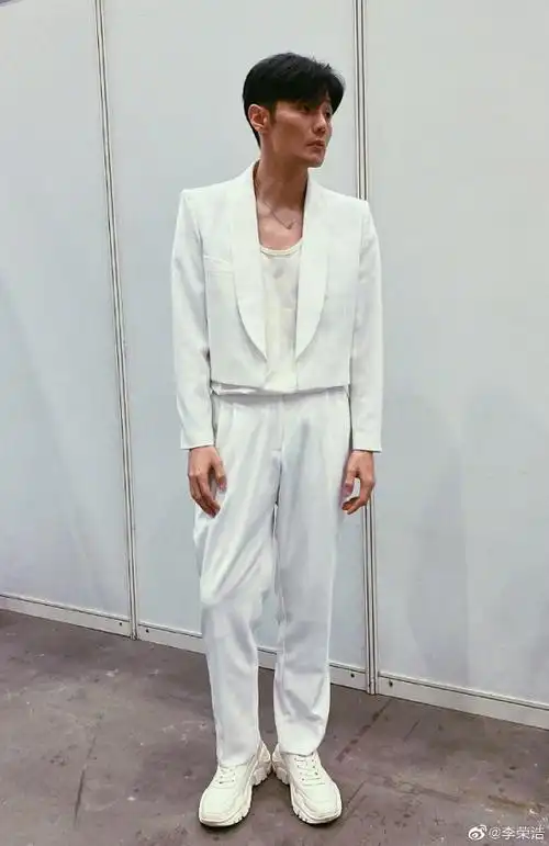 李荣浩:终于见到观众了什么情况 晒近照暴瘦骨骼明显