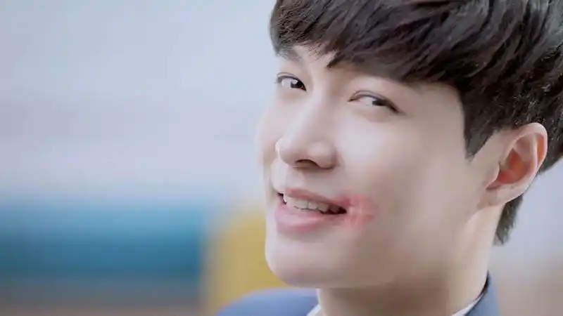 肌肉男:张艺兴口红唇印魅力四射写真-小虾米