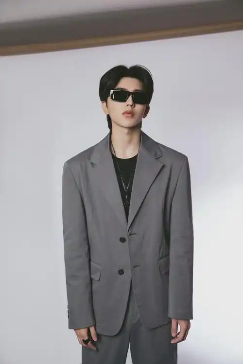 最新看秀造型92 prada代言人蔡徐坤身穿灰色西服套装,简约雅致
