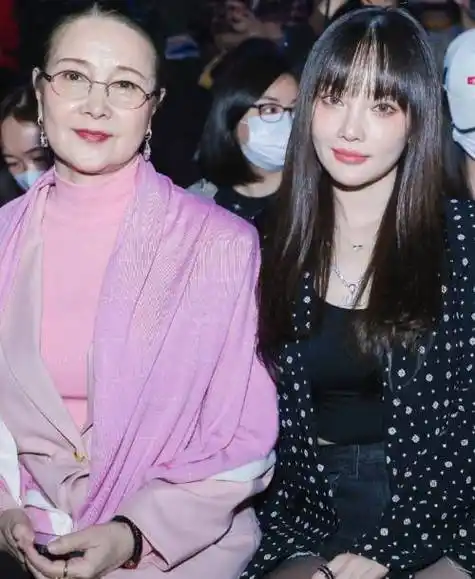 李小璐与妈妈罕见合体亮相,陪甜馨参加走秀,甜馨戴皇冠太霸气_贾乃亮