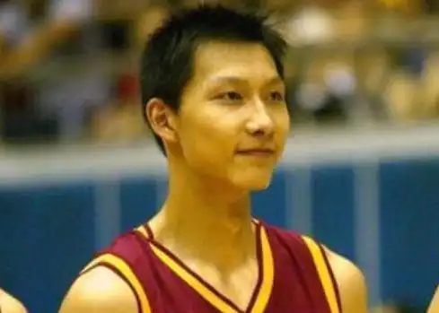 易建联小时候也太可爱了吧!看到他的童年照,真的是很讨人喜欢啊