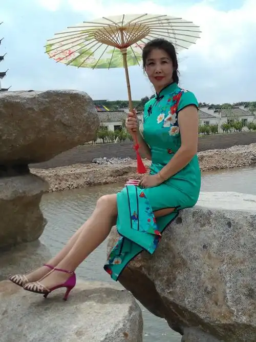 旗袍像一幅淡淡的水墨与小巷结合,典雅高贵!