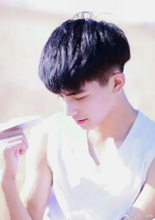 宋威龙15岁海边照好帅#果然帅哥的小时候也是帅哥!