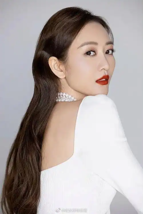 王鸥写真红唇魅惑迷人卷发及腰