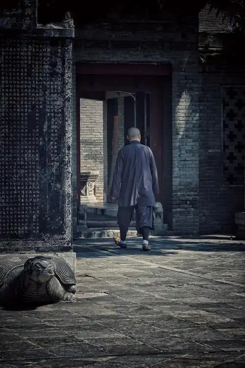 古静幽寂禅院僧影