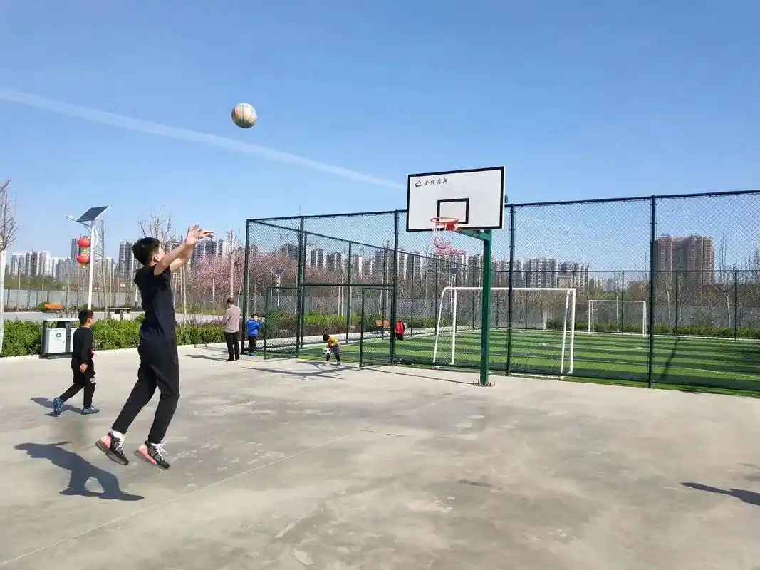 翻到一张高考完刚接触篮球时候的照片,严格来说是大一才开始打篮球