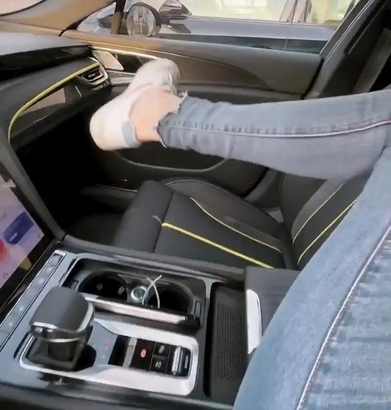 坐在驾驶室都能用腿关副驾驶的车门,这腿也太长了吧!