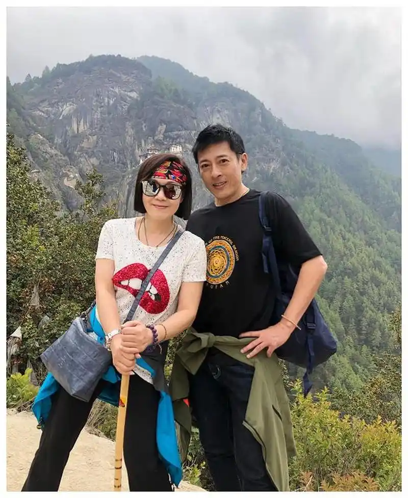 吕颂贤妻子50多岁还秀香肩,老公在旁边就保守多了,气质还挺嫩