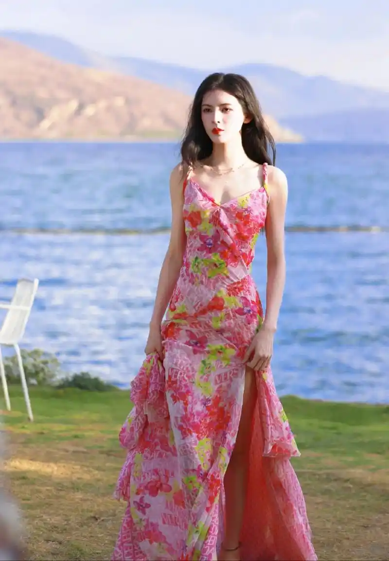 张予曦吊带碎花裙写真,无论是身材,颜值还是身高都无可挑剔,聪哥现在