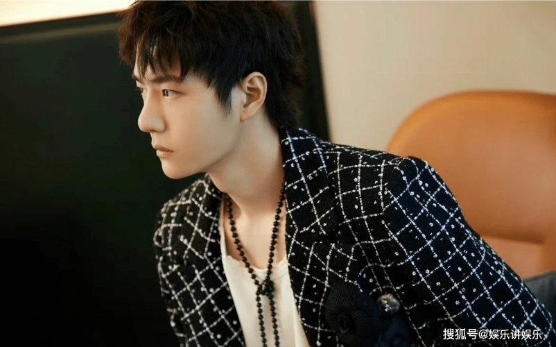 这年末活动多,王一博但凡出现就是香奈儿,品牌方变着法儿的打扮他