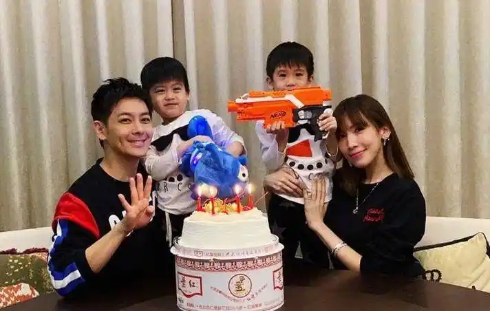 林志颖3个儿子长大了,kimi已成大小伙,三兄弟长的一点都不像_基米