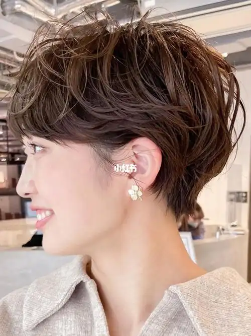 女生超短发烫发分享气质线条蓬松纹理短发