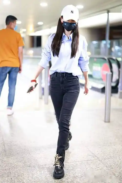 杨颖穿着衬衫牛仔裤低调现身机场,纤细身影仍似二八少女