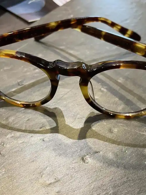 95最近又入手了一款复古格调的眼镜tvr505,实体店开在皇城根儿下,叫