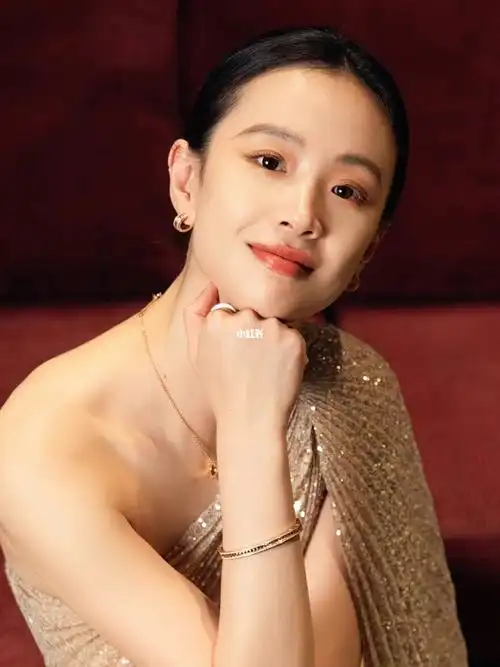 李梦vivien 佩戴bvlgari宝格丽珠宝作品,自在闪耀,于梦幻的节日盛景