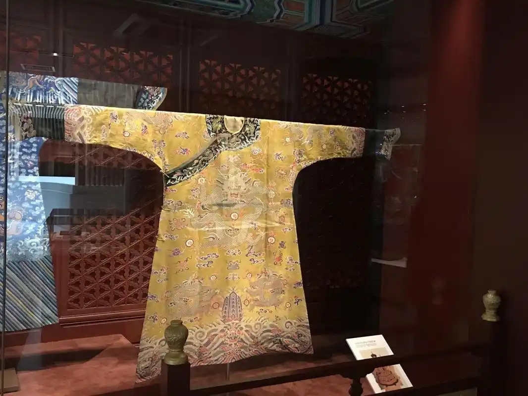 清朝龙袍实物:除了龙,还有一个纹饰是皇帝专享