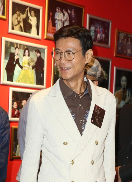 70岁郑少秋西装笔挺自曝为演唱会努力操肌