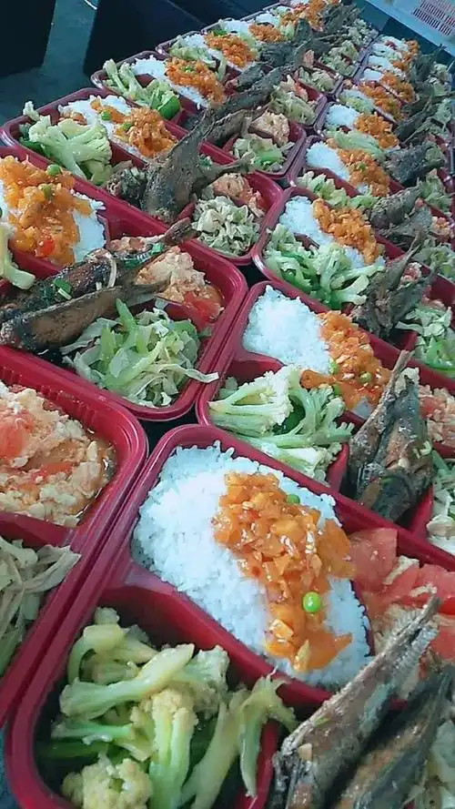 今天往工厂……单位配送盒饭正在打包中