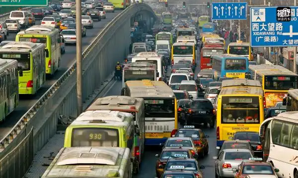 图为2008年1月,北京拥堵的街头一景.