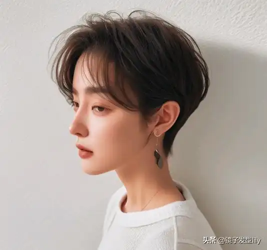 女士短发剪来剪去,层次短发最时尚,推边烫卷都很美_发型_魅力_个性