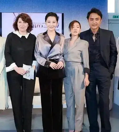 许晴和小s明道等人一起出席活动知性优雅魅力无限