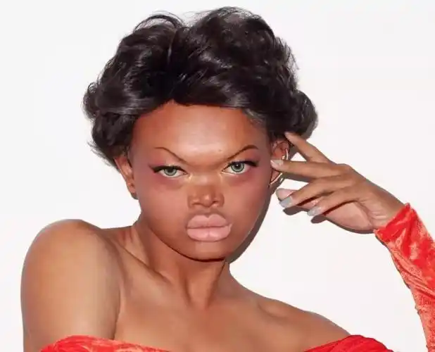 头大脸宽 厚嘴唇 塌鼻梁 眼距也很宽所以他的相貌很奇特 没眉毛 头发