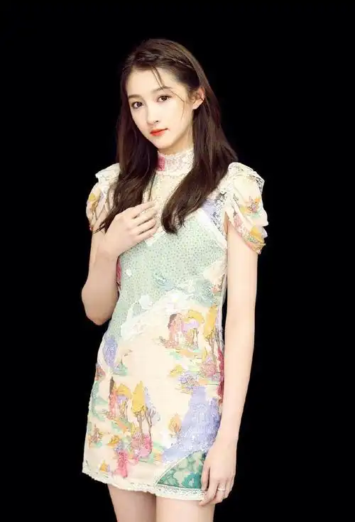 关晓彤穿黑色印花连衣裙, 21岁秒变16岁未成年少女, 网友: 真会穿