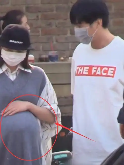 唐艺昕逛街被拍,手放肚子上,看到肚子大小,这才是女星怀孕的样子!