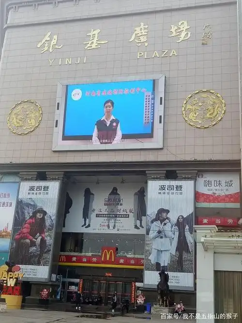 郑州市最大的服装批发市场"银基商贸城"门口及显示屏上面正在接收新型