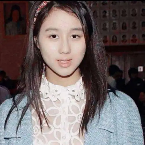 何鸿燊最小女儿何超欣才21岁,皮肤白皙但眼睛却像睡不醒的样子