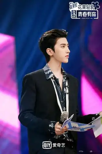 消息蔡徐坤青春有你2剧照公开花衬衫背头大奎世最可