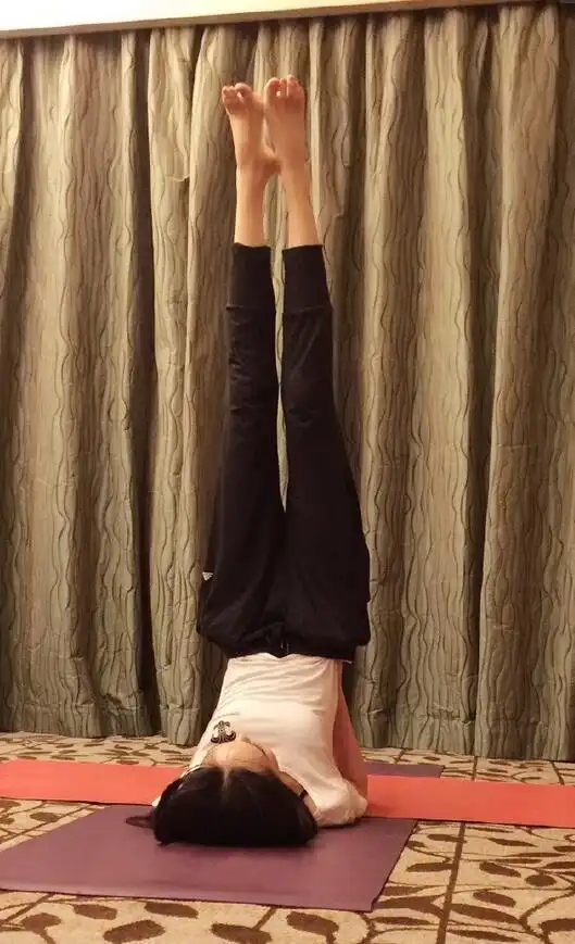 唐嫣夜做瑜伽 网友:大长腿还有宽额头