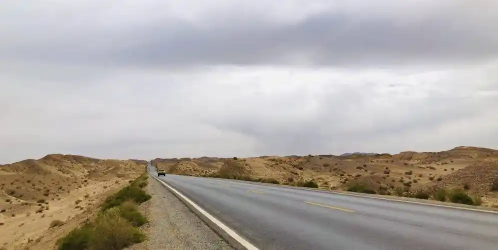 有一副奇怪的画面:当年摩西遵照耶和华的吩咐带领以色列人逃离埃及,被